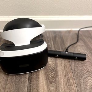 Selling barely used VR headset for Playstation 4 plus games.